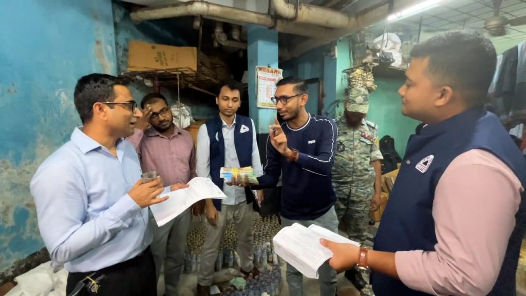 কেমিক্যাল দিয়ে কেওড়া ও গোলাপ জল তৈরি, বিএসটিআইয়ের অভিযানে ২ লাখ টাকা জরিমানা