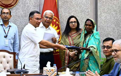 চা-শ্রমিকদের জন্য ২০ হাজার রেইনকোট বিতরণ কার্যক্রমের উদ্বোধন করলেন প্রধানমন্ত্রী