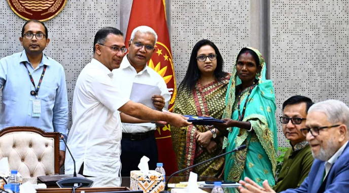 চা-শ্রমিকদের জন্য ২০ হাজার রেইনকোট বিতরণ কার্যক্রমের উদ্বোধন করলেন প্রধানমন্ত্রী