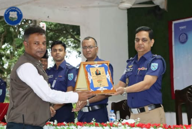 মাদকবিরোধী অভিযান ও ‘ক্যাসিনো সম্রাট’ গ্রেপ্তারে অবদানে ডিবি ওসিকে সম্মাননা