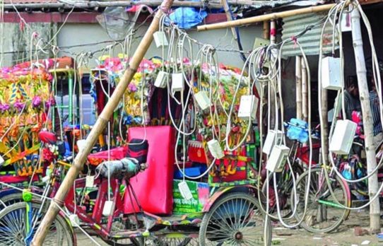 মিরপুরে অবৈধ ব্যাটারি রিকশার গ্যারেজে অভিযান, ৭০ ব্যাটারি জব্দ