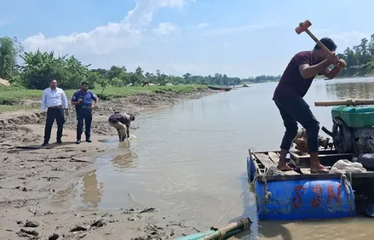 চট্টগ্রামে অবৈধ বালু উত্তোলনে ৯ শ্যালো মেশিন ধ্বংস