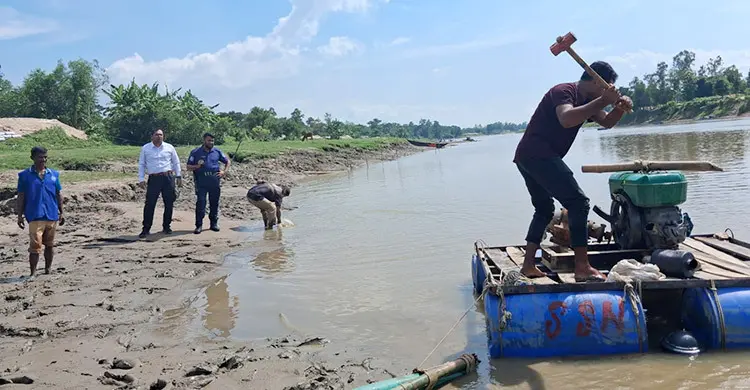 চট্টগ্রামে অবৈধ বালু উত্তোলনে ৯ শ্যালো মেশিন ধ্বংস