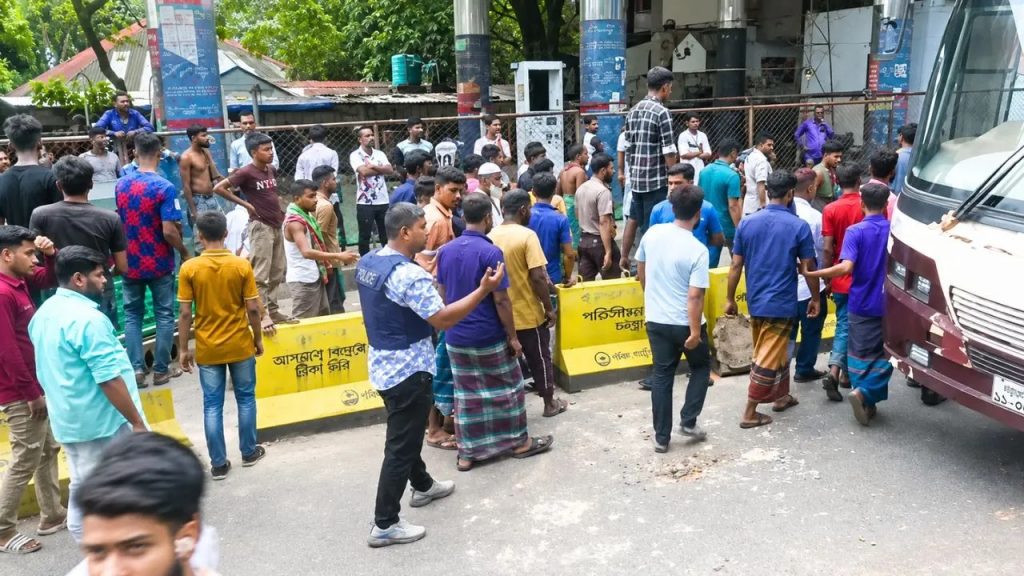 গ্যাস না পেয়ে চট্টগ্রামের কদমতলীতে সড়ক অবরোধ করে বিক্ষোভ
