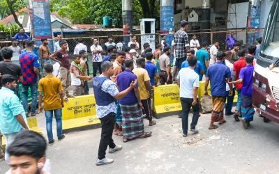 গ্যাস না পেয়ে চট্টগ্রামের কদমতলীতে সড়ক অবরোধ করে বিক্ষোভ