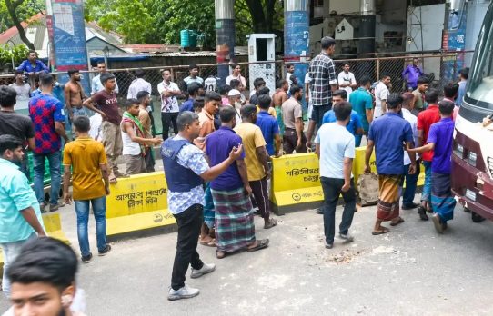 গ্যাস না পেয়ে চট্টগ্রামের কদমতলীতে সড়ক অবরোধ করে বিক্ষোভ