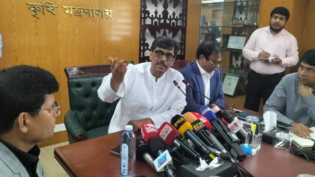 ‘কৃষকেরও পেট আছে, সংসার আছে’ :  কৃষিমন্ত্রী