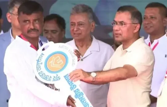 বাঁশখালীতে বন্যায় ক্ষতিগ্রস্তরা পেলো নতুন বাড়ির চাবি