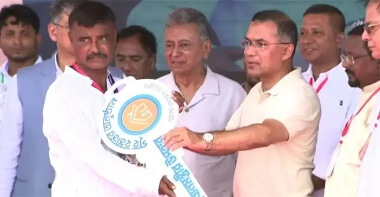 বাঁশখালীতে বন্যায় ক্ষতিগ্রস্তরা পেলো নতুন বাড়ির চাবি