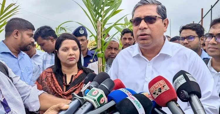 আমিনবাজারে মহাসড়কের দুই পাশের ময়লা সরিয়ে লাগানো হচ্ছে গাছ