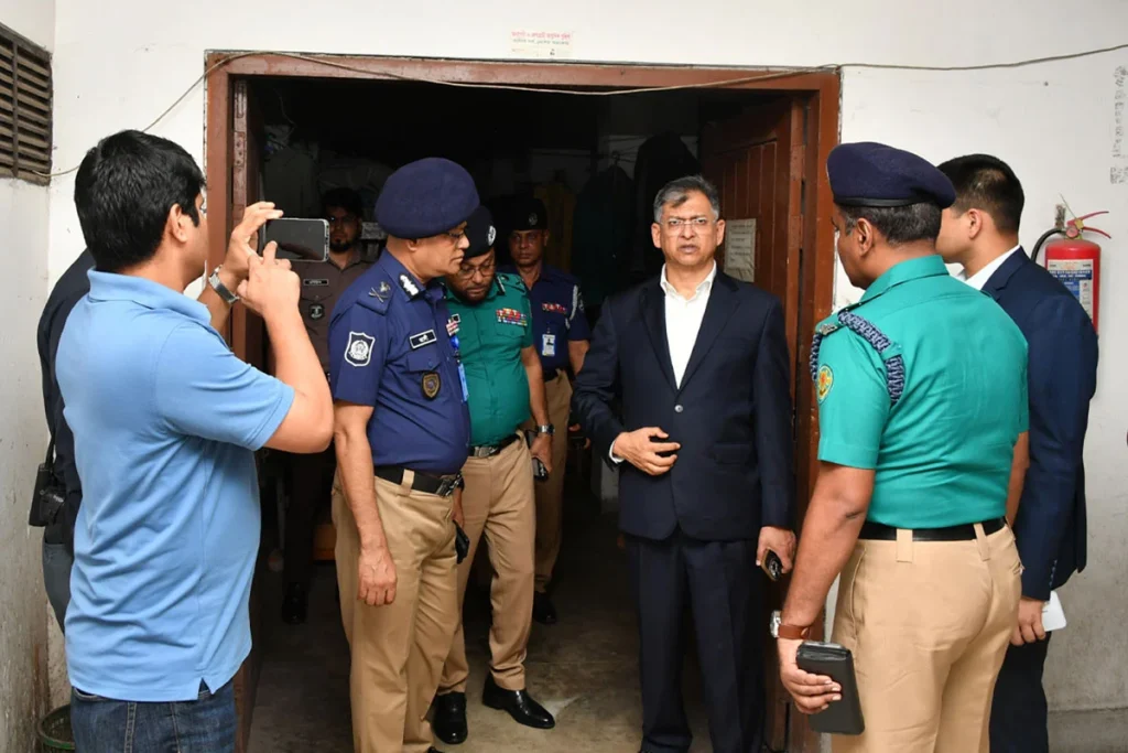 তেজগাঁও থানা আকস্মিক পরিদর্শন করলেন স্বরাষ্ট্রমন্ত্রী