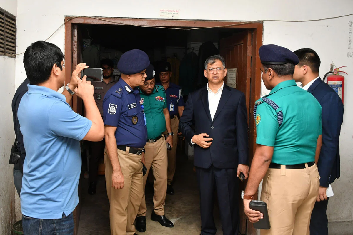 তেজগাঁও থানা আকস্মিক পরিদর্শন করলেন স্বরাষ্ট্রমন্ত্রী