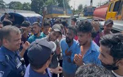 ১০ হাজার ব্যাংকারের পুনর্বহালের দাবিতে চট্টগ্রাম-কক্সবাজার মহাসড়ক অবরোধ
