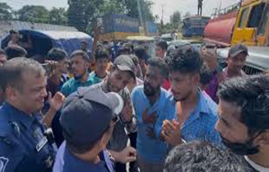 ১০ হাজার ব্যাংকারের পুনর্বহালের দাবিতে চট্টগ্রাম-কক্সবাজার মহাসড়ক অবরোধ