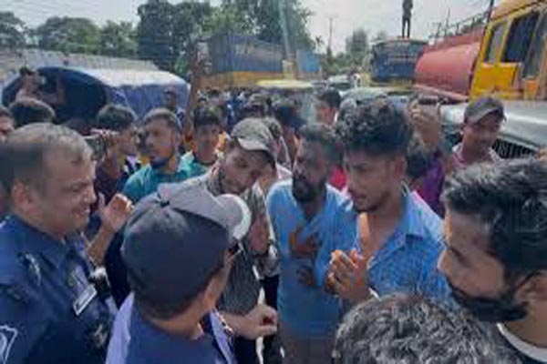 ১০ হাজার ব্যাংকারের পুনর্বহালের দাবিতে চট্টগ্রাম-কক্সবাজার মহাসড়ক অবরোধ