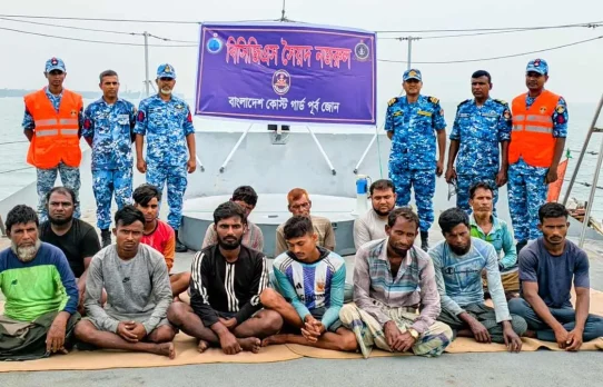 গভীর বঙ্গোপসাগরে ইঞ্জিন বিকল, ১৩ জেলেকে জীবিত উদ্ধার