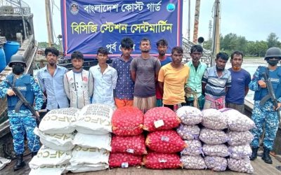 সেন্টমার্টিনে ইউরিয়া সারসহ রোহিঙ্গাসহ ১০ পাচারকারী আটক