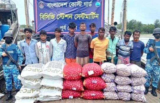 সেন্টমার্টিনে ইউরিয়া সারসহ রোহিঙ্গাসহ ১০ পাচারকারী আটক
