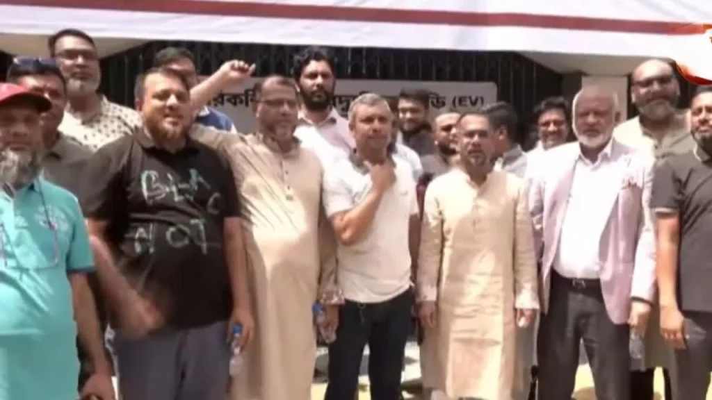 রিকন্ডিশন্ড ইলেকট্রিক গাড়ি আমদানি বন্ধ, চট্টগ্রামে ব্যবসায়ীদের প্রতিবাদ