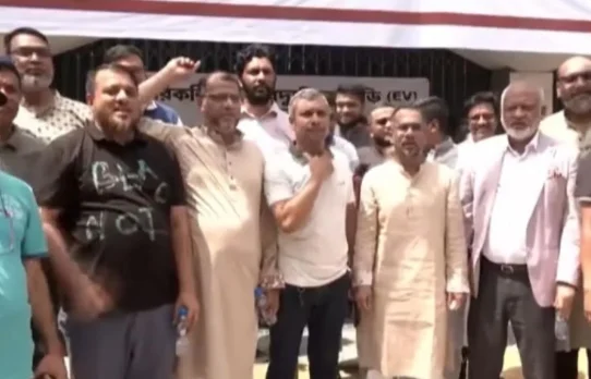 রিকন্ডিশন্ড ইলেকট্রিক গাড়ি আমদানি বন্ধ, চট্টগ্রামে ব্যবসায়ীদের প্রতিবাদ
