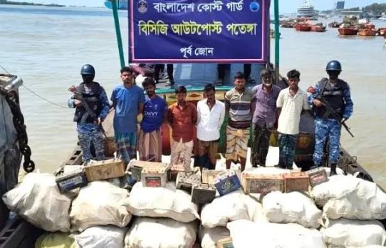 পতেঙ্গায় মিয়ানমার থেকে চোরাই পথে আনা স্ক্র্যাপসহ আটক ৭