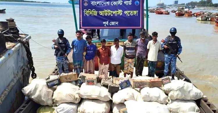 পতেঙ্গায় মিয়ানমার থেকে চোরাই পথে আনা স্ক্র্যাপসহ আটক ৭