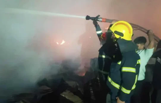 কেরানীগঞ্জে আমান প্লাস্টিক কারখানায় আগুন, নিয়ন্ত্রণে কাজ করছে ৮ ইউনিট