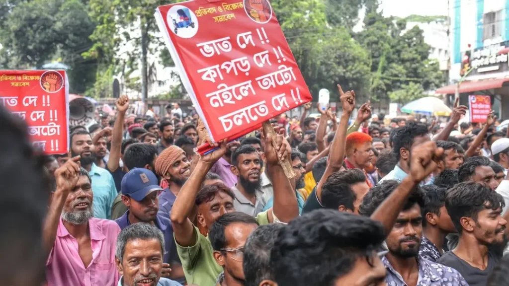 বিদ্যুৎসংযোগ বিচ্ছিন্নের প্রতিবাদে ঢাকায় সড়ক অবরোধ অটোরিকশাচালকদের