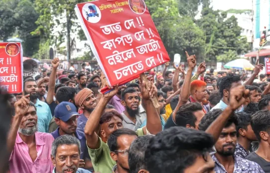 বিদ্যুৎসংযোগ বিচ্ছিন্নের প্রতিবাদে ঢাকায় সড়ক অবরোধ অটোরিকশাচালকদের