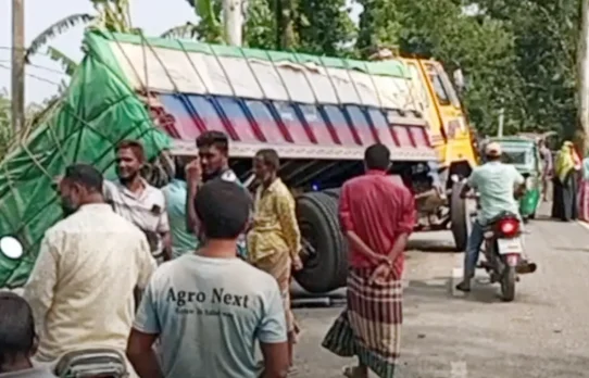 সকালে রাস্তায় হাঁটতে বেরিয়ে ট্রাকচাপায় প্রাণ গেল ২ নারীর