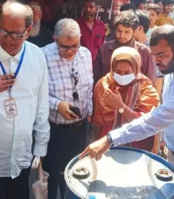অপরিচ্ছন্ন ড্রামে খোলা তেল, তিন প্রতিষ্ঠানকে দেড় লাখ টাকা জরিমানা