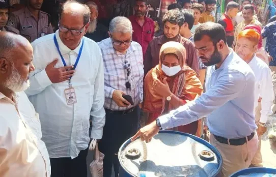 অপরিচ্ছন্ন ড্রামে খোলা তেল, তিন প্রতিষ্ঠানকে দেড় লাখ টাকা জরিমানা