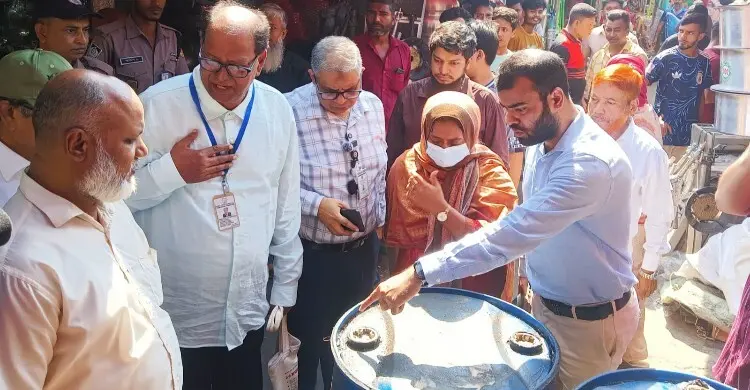 অপরিচ্ছন্ন ড্রামে খোলা তেল, তিন প্রতিষ্ঠানকে দেড় লাখ টাকা জরিমানা