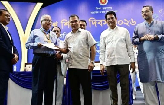১০২ গুণী শিক্ষকের হাতে সম্মাননা তুলে দিলেন প্রধানমন্ত্রী